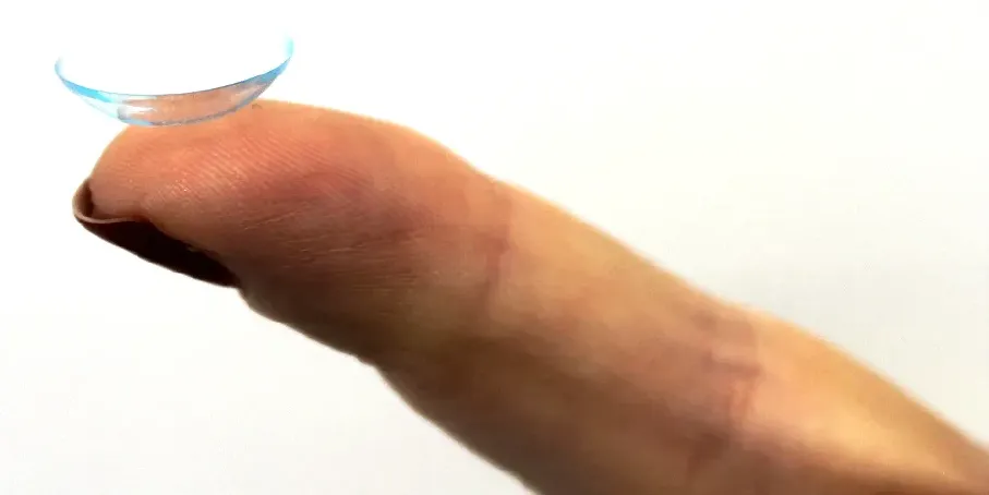 contact-lens-finger.webp